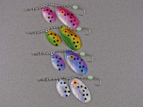 Tandem blades attached by a small chain ending with a glow beaded Siwash hook.
